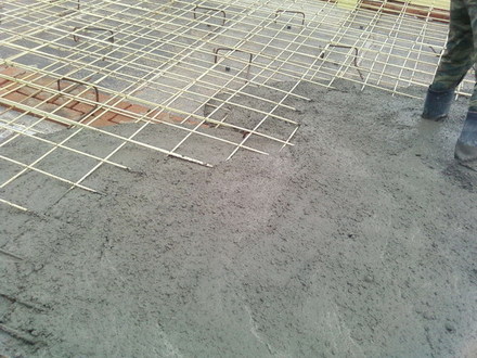 Pilant skystą betoną, armatūra iš karto paruošiama taip, kaip turės būti betone.