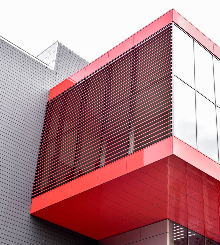Naujausių farmacijos ir sveikatos technologijų centre praktiškų aliuminio žaliuzių įvaizdis sėkmingai pritaikytas architektūrinei išraiškai - tiek išorės, tiek vidaus. 