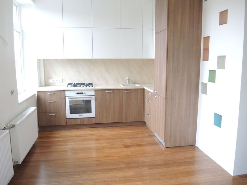 virtuvė su bambuko grindimis