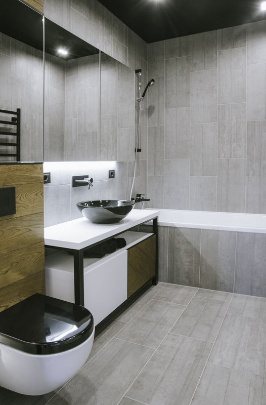 Įdomus sprendimas vonios kambaryje - medienos detalės suteikia jaukumo šalia šaltų medžiagų ir spalvų.