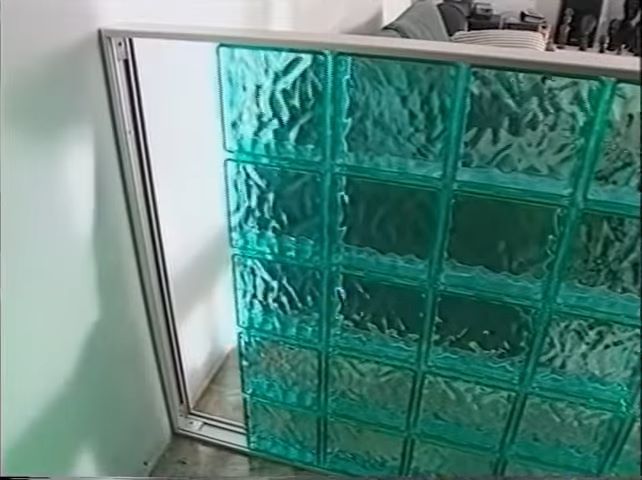 Stumdoma stiklo blokelių siena
