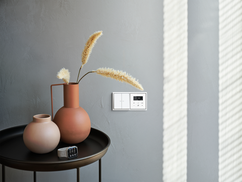 Baltas, skaitmeninis JUNG HOME termostatas - JUNG nuotr.