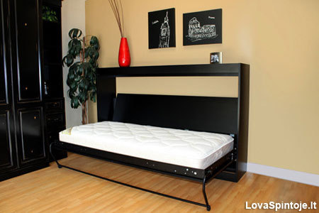 Patalynė prisegama diržais ir  lova vertikaliai arba  horizontaliai  priglunda prie sienos.]